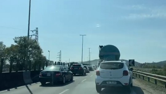 Trafik i rënduar në Vorë, digjet kamioni i ngarkuar me goma