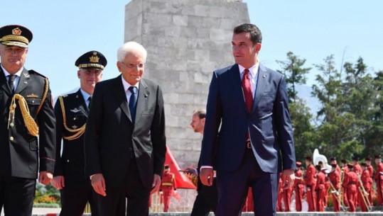 FOTO/ Veliaj me Presidentin italian, Mattarella, homazhe te Varrezat e Dëshmorëve