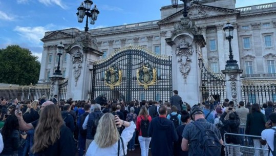 Vdekja e Elizabeth II/ Ylberi shfaqet para Pallatit Buckingham, qindra njerëz vajtojnë mbretëreshën