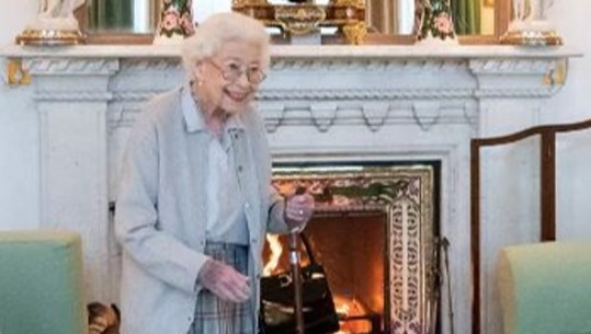 ‘E qeshur dhe me bastun', FOTO-ja e fundit e Mbretëreshës Elizabeth, 2 ditë para se të vdiste