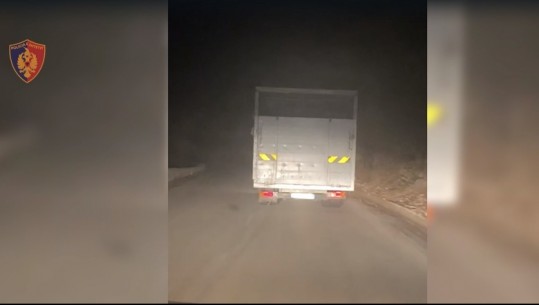 Me kamionçinën me 30 emigrantë të paligjshëm për të kaluar kufirin, arrestohen 2 persona në Sarandë