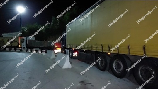 Vijon puna manualisht në pikën Kufitare të Kapshticës, radhë e gjatë kamionësh