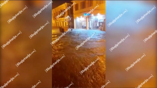 Reshjet e shiut/ Shkodra ‘pushtohet’ nga uji, pedonalja ‘shndërrohet’ në lum, probleme me kanalizimet! Banorët: Na është futur uji brenda në shtëpi mbi 1 m (VIDEO)