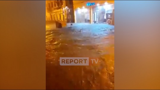 Reshjet e dendura të shiut/ Shkodra ‘pushtohet’ nga uji, pedonalja ‘shndërrohet’ në një lum 