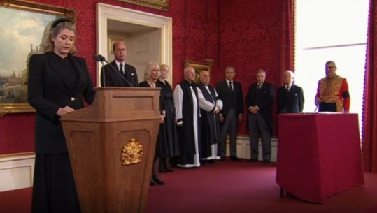 Ceremonia e shpalljes së Charlles III, Këshilli i Aderimit bën njoftimin zyrtar të vdekjes së Mbretëreshës