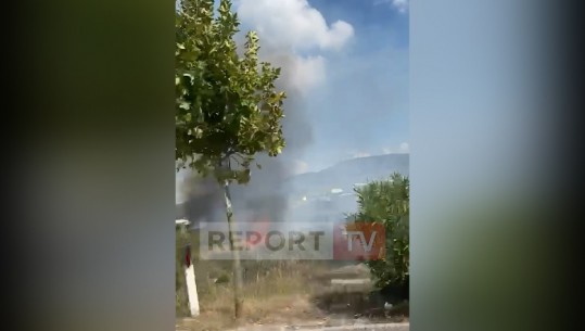 Zjarr në autostradën Vlorë-Novoselë pranë fshatit Mifol, digjen sipërfaqe të mëdha me shkurre