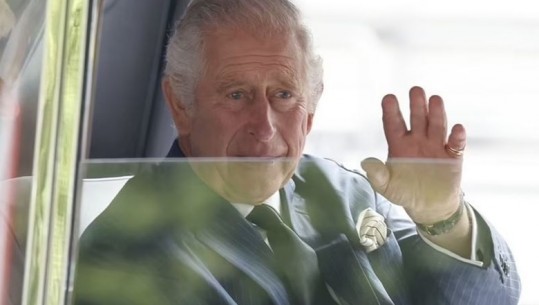 Charles III mbërrin në Pallatin Buckingham, përlotet kur dëgjon turmat që brohorasin 'Zoti e ruajt Mbretin'