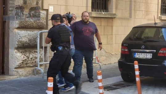 VIDEO/ Vrasja e biznesmenit shqiptar në Greqi, lihen në burg babë e bir! Familjarët mblidhen para gjykatës: Të kalben në burg