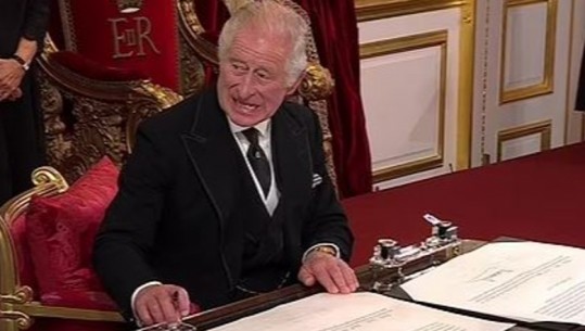 Po firmoste dokumentet, por nuk kishte mjaftueshëm hapësirë, Mbreti Charles III irritohet me stafin! (VIDEO)