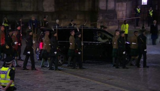 Gjatë natës, zhvillohen prova në Edinburg për mbërritjen e arkivolit të Mbretëreshës Elizabeth II