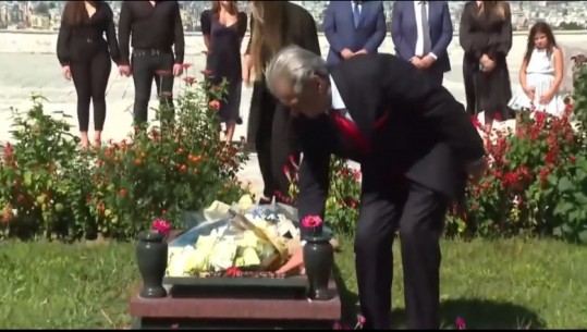 Përvjetori i vdekjes së Azem Hajdarit, Berisha dhe familja homazhe te ‘Varrezat e Dëshmorëve’