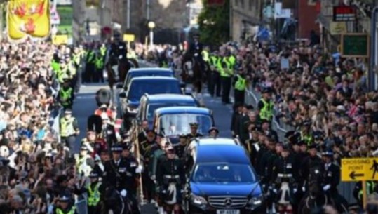 Pas 70 vitesh, Edinburgu i jep lamtumirën Elizabeth II! Mbreti Charles III, i veshur me uniformë ushtarake drejton procesionin pas arkivolit të Mbretëreshës