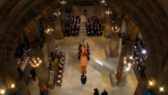 Mbërrin në katedralen 'Shën Giles' arkivoli i Mbretëreshës Elizabeth II