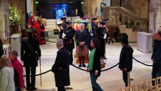 Fëmijët e Mbretëreshës 'qëndrojnë roje' të arkivolit të nënës për 'Vigjiljen e Princave'