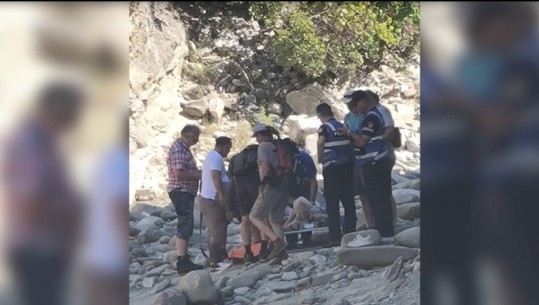 VIDEO/ Turistes i ‘shkatërrohen’ pushimet! Rrëzohet te ‘Kanioni i Langaricës’ dhe thyen këmbët, momenti kur Policia e Përmetit e nxjerr me barelë