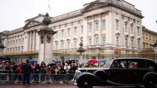 Mbreti Charles III mbërrin në Pallatin Buckingham