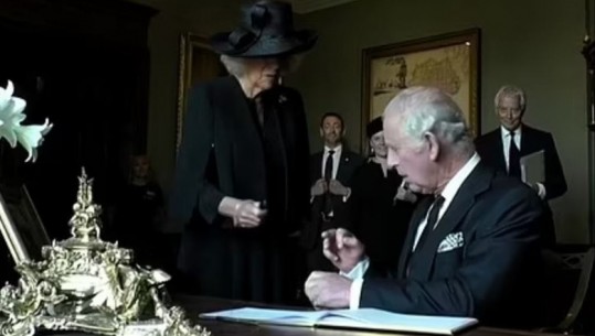 VIDEO/ Momenti i sikletshëm i mbretit Charles, s’i pëlqen stilolapsi: O Zot e urrej këtë (Harron datën)