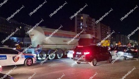 Tiranë/ Po kalonte rrugën, kamioni përplas për vdekje 35-vjeçaren në zonën e Astirit