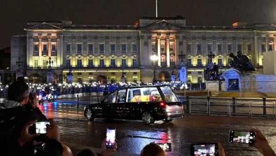 Trupi i mbretëreshës Elizabeth mbërrin në Pallatin Buckingham! Pritet nga familja mbretërore, përfshi Harry-n dhe Meghan
