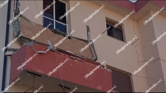 Shkëputja e ballkonit të katit të pestë në një pallat në Mamurras, banorët: Kujtuam se ishte tërmet! Nuk është vënë dorë prej dekadash