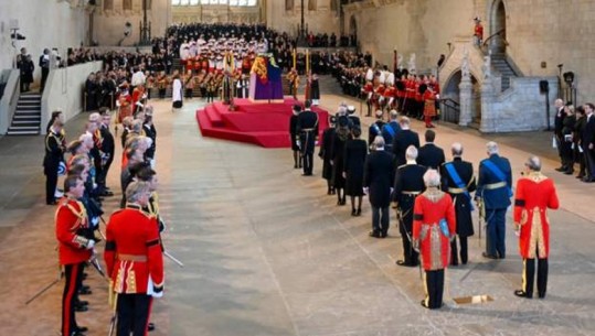 Mbreti Charles III në unitet me vëllezërit! Shoqërojnë arkivolin e nënës së tyre nga Pallati Buckingham në Westminster Hall