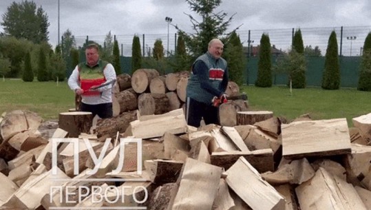 VIDEO/ 'Mos t'i lëmë evropianët të ngrijnë nga i ftohti', Lukashenko shfaqet duke prerë dru, bënë ironi në një kohë krize energjetike