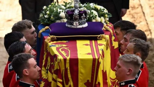 Trupi i Elisabeth II nderohet në Westminster Hall, arkivoli i mbretëreshës do të qëndrojë aty deri në mëngjesin e funeralit të saj