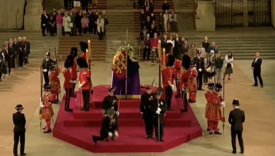 Lodhja e madhe, rojes së gardës i bie të fikët pranë arkivolit të mbretëreshës Elizabeth II! VIDEO nga momenti kur shtrihet në tokë