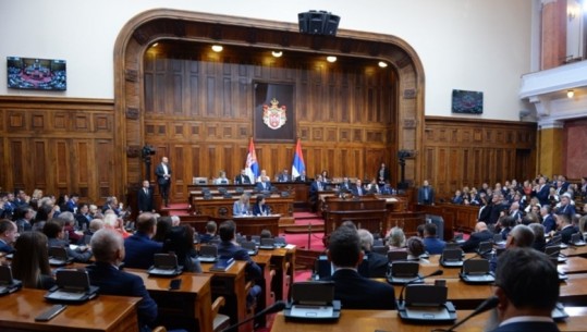 Kuvendi i Serbisë miraton raportin për dialogun me Kosovën, përfshihet asociacioni i komunave me shumicë serbe