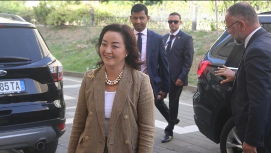 Ambasadorja e SHBA-ve Yuri Kim shkon në KQZ, takon Celibashin