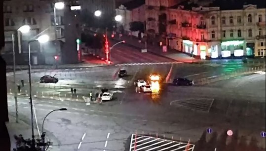 Trup i një personi i shtrirë në tokë, del VIDEO nga aksidenti i rëndë i Zelensky-t