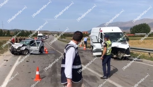 Aksident i rëndë në Korçë, furgoni përplaset makinën dhe bëhen copash! 3 pasagjerë në gjendje të rëndë