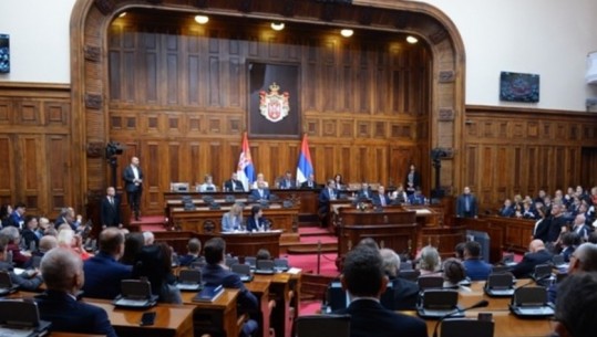 Kuvendi i Serbisë miraton raportin për dialogun me Kosovën, përfshihet asociacioni i komunave me shumicë serbe