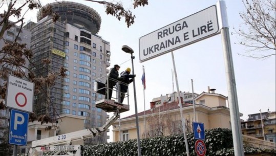 Ndërruan godinën se rruga u emërtua ‘Ukraina e Lirë’? Ambasada ruse: E pavërtetë, ndërtesa e re u hap që në 2019-n, punimet shtynë zhvendosjen