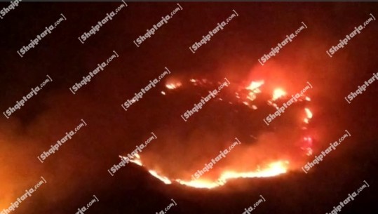 Zjarr i madh gjatë natës në Dukat të Vlorës! Flakët ende aktive, zjarrfikësit në gatishmëri (VIDEO) 