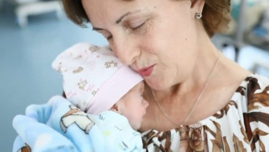 U bë nënë për herë të parë në moshën 52 vjeç, infermierja nga Prishtina lind vajzën në Tiranë: Më në fund ia dola (VIDEO)