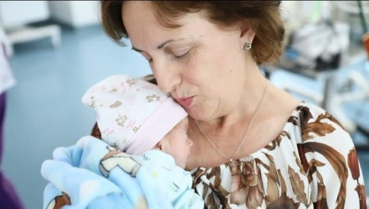 U bë nënë për herë të parë në moshën 52 vjeç, infermierja nga Prishtina lind vajzën në Tiranë
