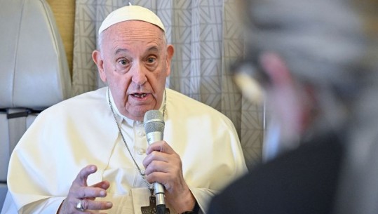 Papa Françesku: Furnizimi i Ukrainës me armë është moralisht i pranueshëm nëse përdoren për vetmbrojtje