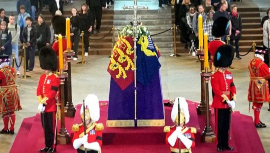 Humbja e monarkes së Britanisë së Madhe, mijëra njerëz qëndrojnë në radhë për të nderuar mbretëreshën në Westminster Hall