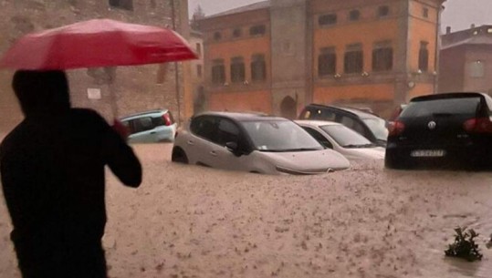 Përmbytjet me 11 viktima në Itali, vijojnë kërkimet për 2 të zhdukurit, mes tyre edhe një 8-vjeçar! Era e fortë 'merr me vete' anijen me 800 anëtarë në bord
