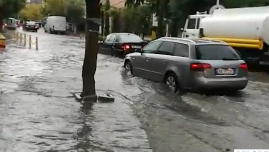Reshjet e shiut përmbytin akset rrugore në Lushnjë, në pedonale uji kalon mbi trotuar! Shkak bllokimi i pusetave