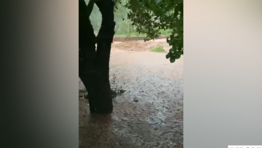  Situatë kaotike nga moti i keq në Tropojë! Reshjet e dendura të shiut shkaktojnë përmbytje të mëdha në zonë