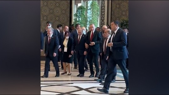 ‘Të buzëqeshur dhe shumë miqësisht’, Erdogan dhe Putin shfaqen të kapur krah për krah me njëri-tjetrin, mediat greke publikojnë VIDEON