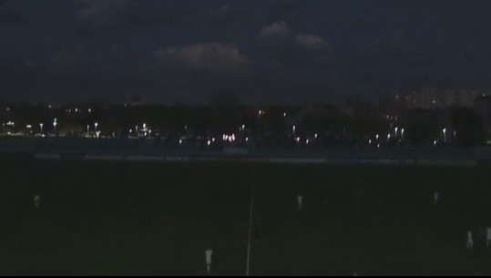 Ikin dritat në stadiumin ‘Niko Dovana’, ndërpritet ndeshja Erzeni-Laçi! Tifozët: Rama ik