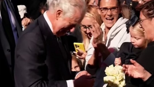 Qytetarja i  bën një ‘super dhuratë’, Mbreti Charles shkrihet së qeshuri, të tjerët e duartrokasin (VIDEO)