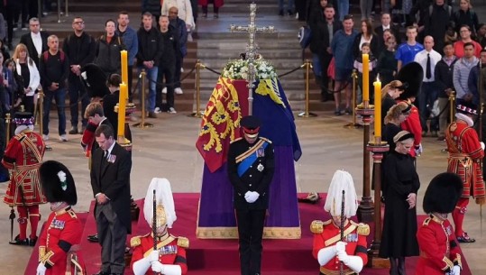 8 nipërit dhe mbesat e mbretëreshës Elizabeth, para arkivolit për lamtumirën e fundit! Princ Harry rivesh uniformën ushtarake