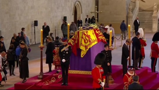 Nesër funerali i mbretëreshës Elizabeth II! 8 nipërit e mbesat i dhanë lamtumirën e fundit pranë arkivolit! Biden në Britani