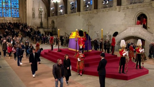 Nesër funerali i mbretëreshës Elizabeth II! 8 nipërit e mbesat i dhanë lamtumirën e fundit pranë arkivolit! Liderët që nuk do të jenë të pranishëm