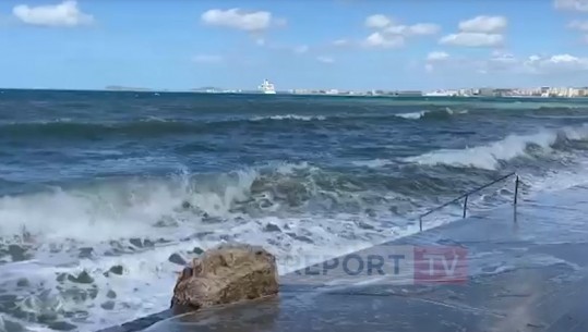 Spektakël dhe ‘frikë’ në bregdetin e Vlorës! Dallgët arrijnë në 4 metra lartësi dhe përplasen me shkëmbinjtë (VIDEO)