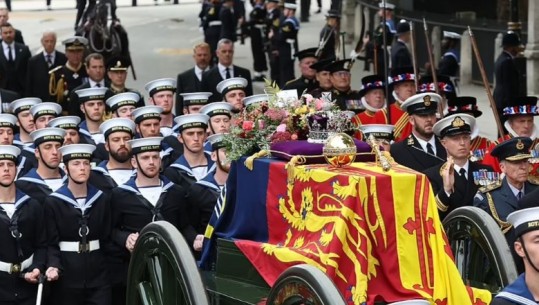 Fillon zhvendosja e arkivolit të Mbretëreshës për në Westminster Abbey! Mbreti Charles III, William dhe Harry ndjekin procesionin